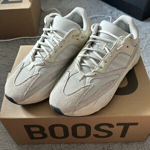 YEEZY 700 Analog
